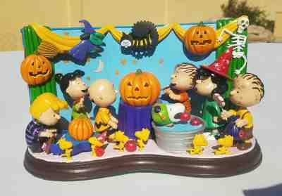 Danbury Mint Peanuts Trick Or Treat, Charlie Brown Sculpture Halloween Lights Up