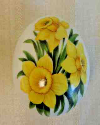 Danbury Mint Porcelain Egg Shaped Trinket Box Daffodils