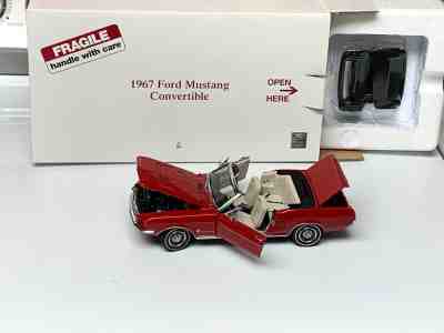  DANBURY MINT Ford Mustang Convertible 1967 Red 1:24 Mint Condition (Lot-131)