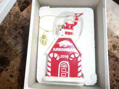  2016 DANBURY MINT ARKANSAS RAZORBACKS ORNAMENT (GINGERBREAD HOUSE) NIB
