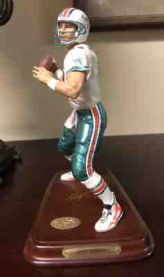 Dan Marino 1997 Danbury Mint NFL Miami Dolphins 7.5 “ Figurine w/ 5x7 wood base