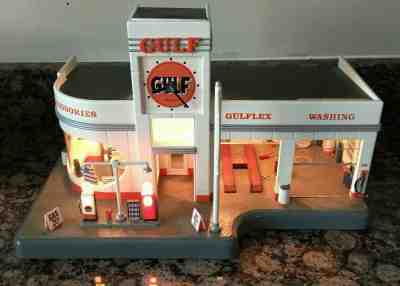 Danbury Mint Gulf Gas Service Station Clock -Diorama  Lights & Clock Function