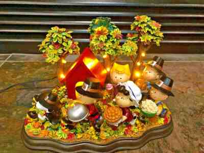 Peanuts Thanksgiving "A Time To Give Thanks" Danbury Mint Lighted Sculpture