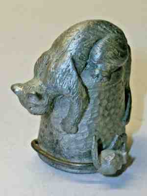 A PEWTER DANBURY MINT "CONVERSATION PIECE" THIMBLE -A CAT CHASING A MOUSE- T.C.C