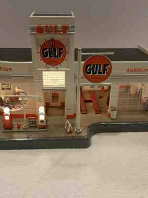 Danbury Mint Gulf Gas Service Station Clock & Diorama  1:48 