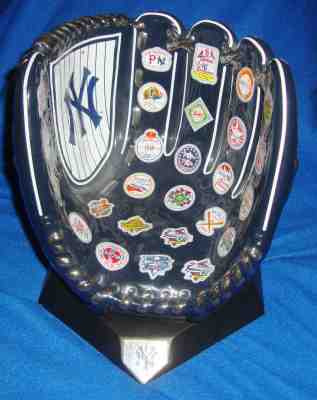 New York Yankee The Danbury Mint Dynasty Porcelain Trophy RARE