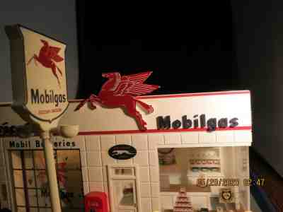 Danbury Mint 1:24 scale model Vintage MOBIL SERVICE STATION Display