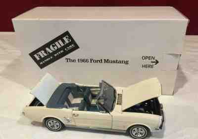 Danbury Mint The 1966 Ford Mustang Convertible 1:24 Die Cast Model Car White [4]