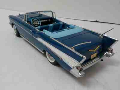 Danbury Mint 1957 Chevrolet Bel Air convertible in BLUE 1:24 Scale