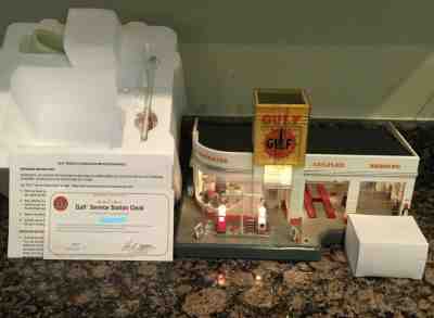 DANBURY MINT VINTAGE GULF SERVICE STATION CLOCK DIORAMA DISPLAY W/LIGHTS. 1:48