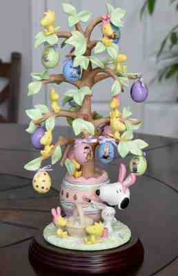 *Beautiful Fine Porcelain Danbury Mint Snoopy Easter Tree / Woodstock Peanuts
