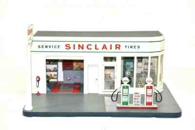 DANBURY MINT VINTAGE SINCLAIR SERVICE STATION DIORAMA DISPLAY. 1:24