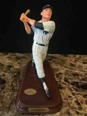 DANBURY MINT  - NEW YORK YANKEES MICKEY MANTLE WITH DOCUMENTATION