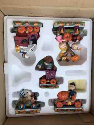 Peanuts Danbury Mint Halloween Pumpkin Patch Express Train - Snoopy