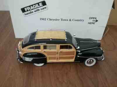 Danbury Mint 1942 Chrysler Town & Country Station Wagon 1:24 with papers