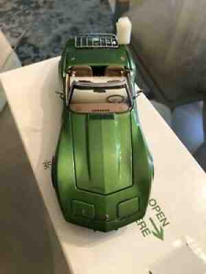 Danbury Mint 1975 Corvette Convertible Bright Green 1:24 Diecast Car MIB GB045