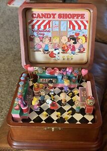 Danbury Mint Happy Valentines Day Peanuts Snoopy Wooden Music Box