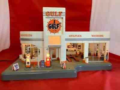 DANBURY MINT VINTAGE GULF OIL MODEL GAS STATION
