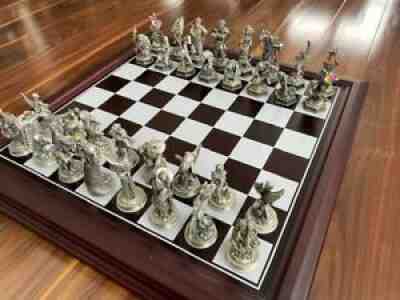 The Fantasy of The Crystal and The Army of Darkness - Chess Set - Danbury MintÂ 