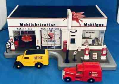 SUPERB DANBURY MINT VINTAGE MOBIL GAS STATION LIGHT UP CLOCK DIORAMA DISPLAY
