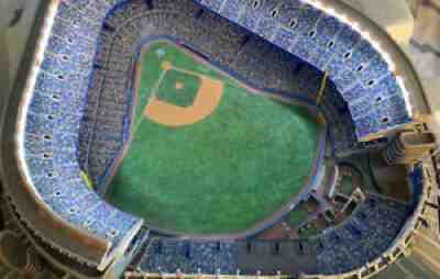DANBURY MINT ORIGINAL LIGHT UP YANKEE STADIUM WITH THE SUBWAY TRAINS