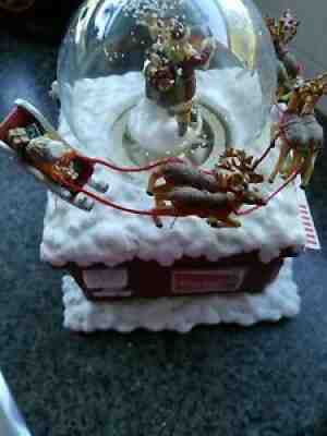 Beautiful Danbury Mint Coca Cola Musical Christmas Snow Globe 2000