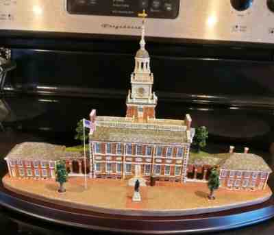12" LONG, DANBURY MINT INDEPENDENCE HALL SCULPTURE STATUE REPLICA w/ BOX COA EXC