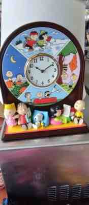 Peanuts Snoopy Charlie Brown Four Seasons Danbury Mint Ceramic Clock in Box