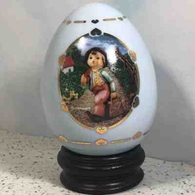 DANBURY MINT MJ HUMMEL PORCELAIN EGG figurine nib box Merry Wanderer blue gold