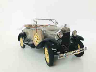 1931 FORD MODEL A DELUXE ROADSTER CONVERTIBLE 1:24 BY DANBURY MINT (MINT)