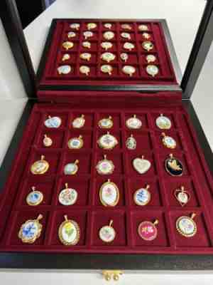 Vintage Danbury Mint 25 Pendants of The Worlds Greatest Porcelain Houses w/ Case
