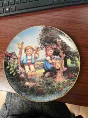 Danbury Mint M J Hummel Apple Tree Boy And Girl Plate LZ9176 Little Companions
