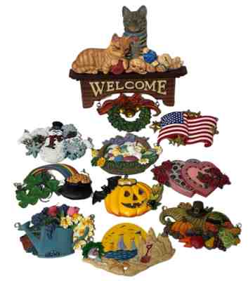 The Danbury Mint Cat Welcome Sign With 10 Interchangeable Holiday Plaques