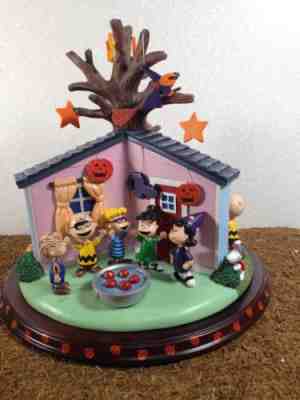 Danbury Mint PEANUTS HALLOWEEN EXTRAVAGANZA 3 Snoopy Scenes on turntable RARE !!