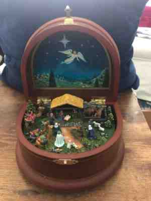 Sweet DANBURY MINT Nativity Music Box Wooden tested works SILENT NIGHT
