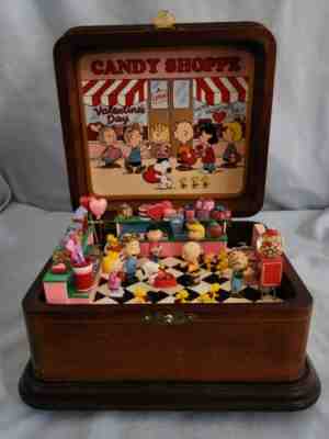 Danbury Mint Peanuts Happy Valentine's Day Peanuts Gang Wooden Music Box