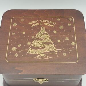 Danbury Mint Merry Christmas Charlie Brown Peanuts Christmas Music Box