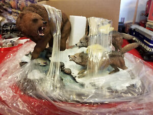 DANBURY MINT WINTER AMBUSH BEAR ATTACKED BY 3 WOLVES WHO WANT HIS SALMON LN BOX