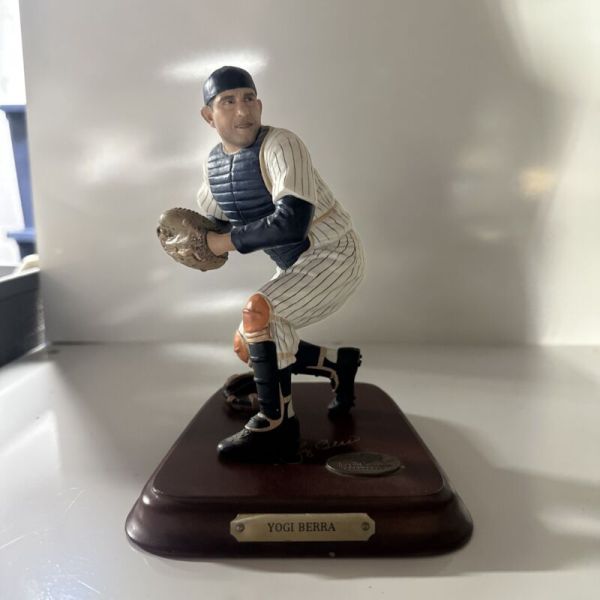 Yankees YOGI BERRA Danbury Mint All Star Figurine *MINT* LTD ED *NO BOX* Throw
