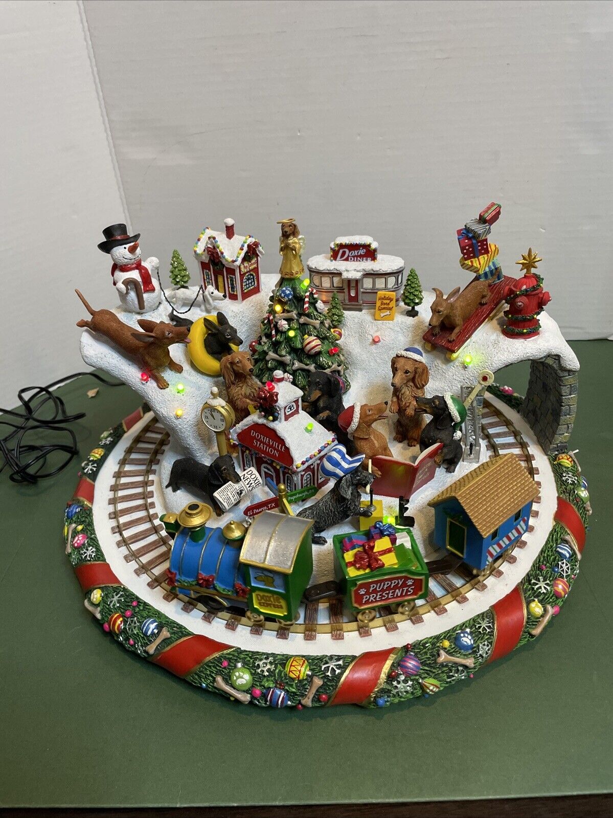 DANBURY MINT DACHSHUND CHRISTMAST WONDERLAND DISPLAY W/ LIGHTS & MOVING TRAIN
