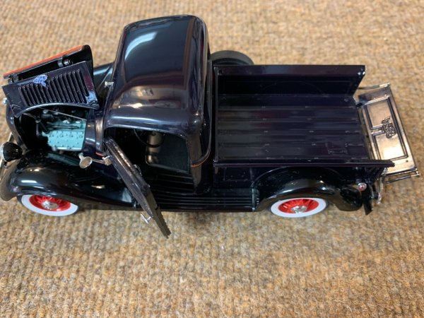 Danbury Mint 1:24 1935 Ford Half Ton Pickup Dearborn Blue/ Black