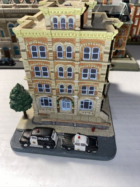 Danbury Mint ~ 19th Precinct New York Police Station ~ Classic ~ 255-001 CA-297
