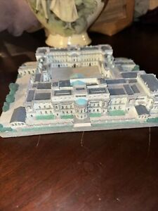 DANBURY MINT BUCKINGHAM PALACE CASTLES OF THE BRITISH MONARCHY STATUE
