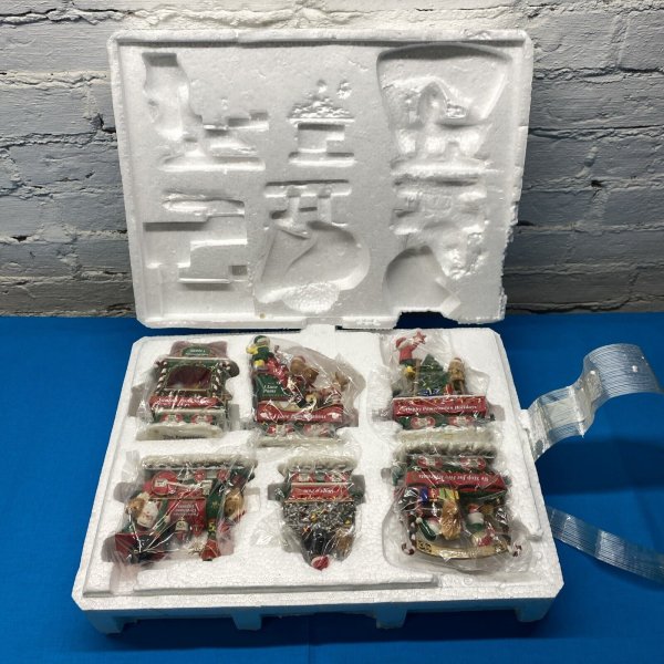 Danbury Mint Pomeranian Dog Christmas Train Express Vintage Holiday Rail Decor