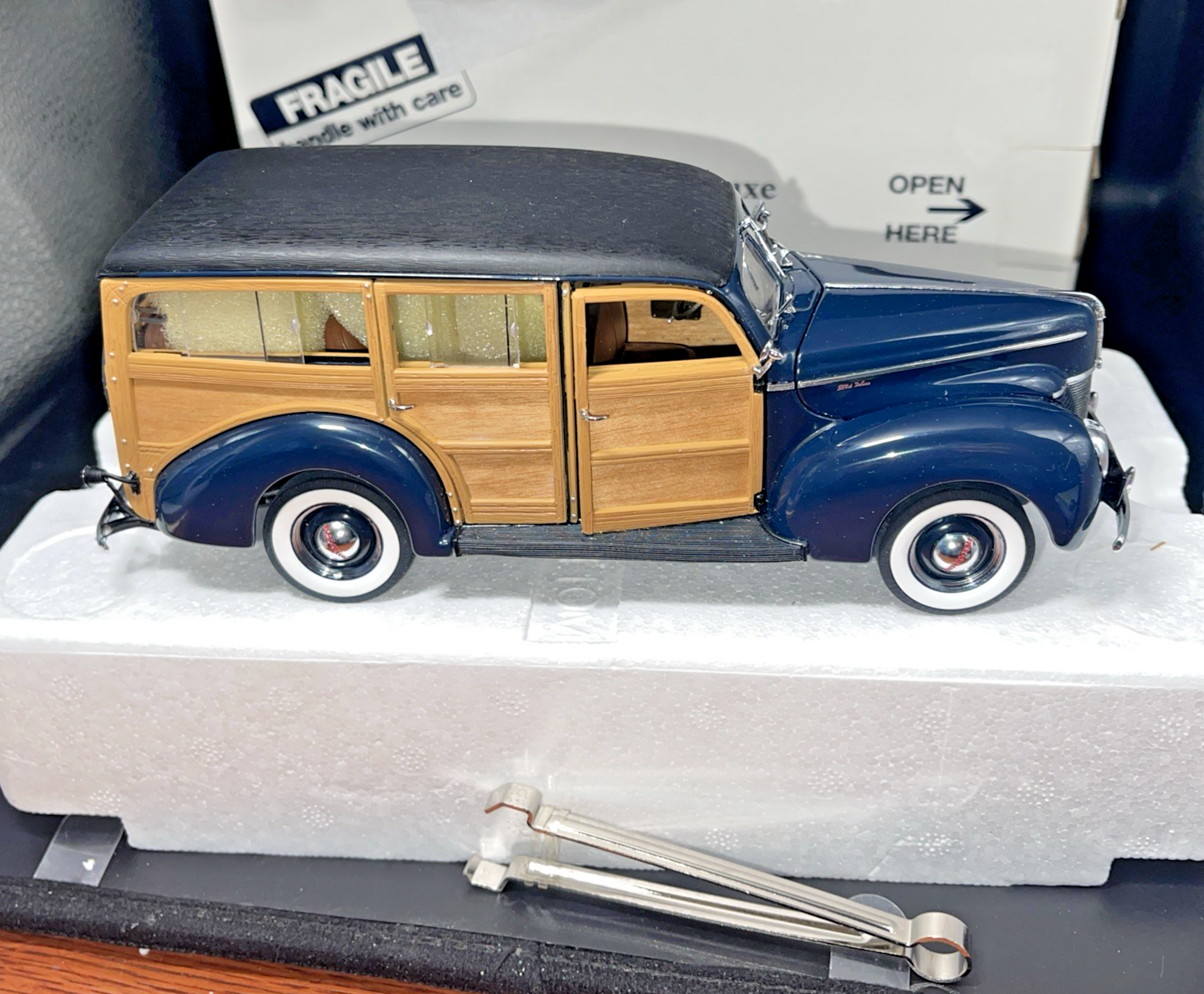 Danbury Mint ~ 1940 FORD DELUXE STATION WAGON ~ 1:24 NEW IN BOX