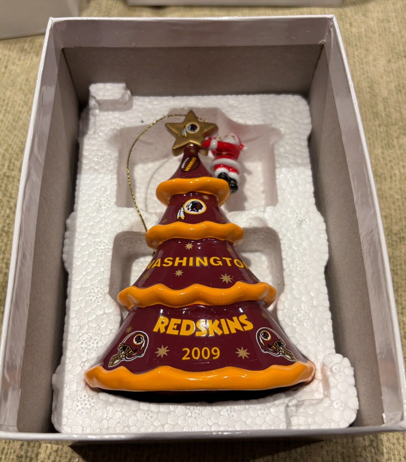 Danbury Mint WASHINGTON REDSKINS 2009 CHRISTMAS TREE Santa ORNAMENT (007)