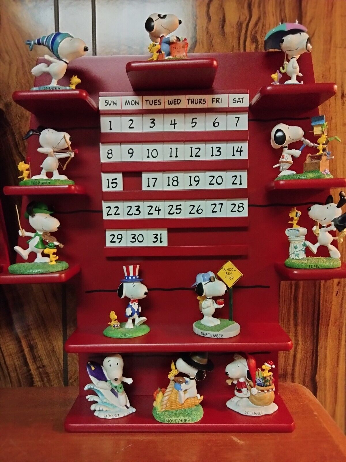 Peanuts Snoopy Perpetual Calendar by Danbury Mint Red Dog House with Figurines