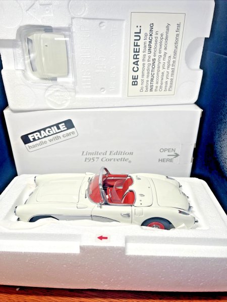 Danbury Mint LImIted Edition ~ 1957 CORVETTE ~ 1:24 NEW IN BOX