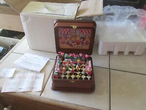 Danbury Mint Peanuts Happy Valentine's Day Peanuts Gang Wooden Music Box COA Box