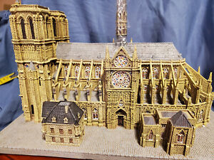Danbury Mint Notre Dame Cathedral Sculpture Model Wood Base Certificate W/Box